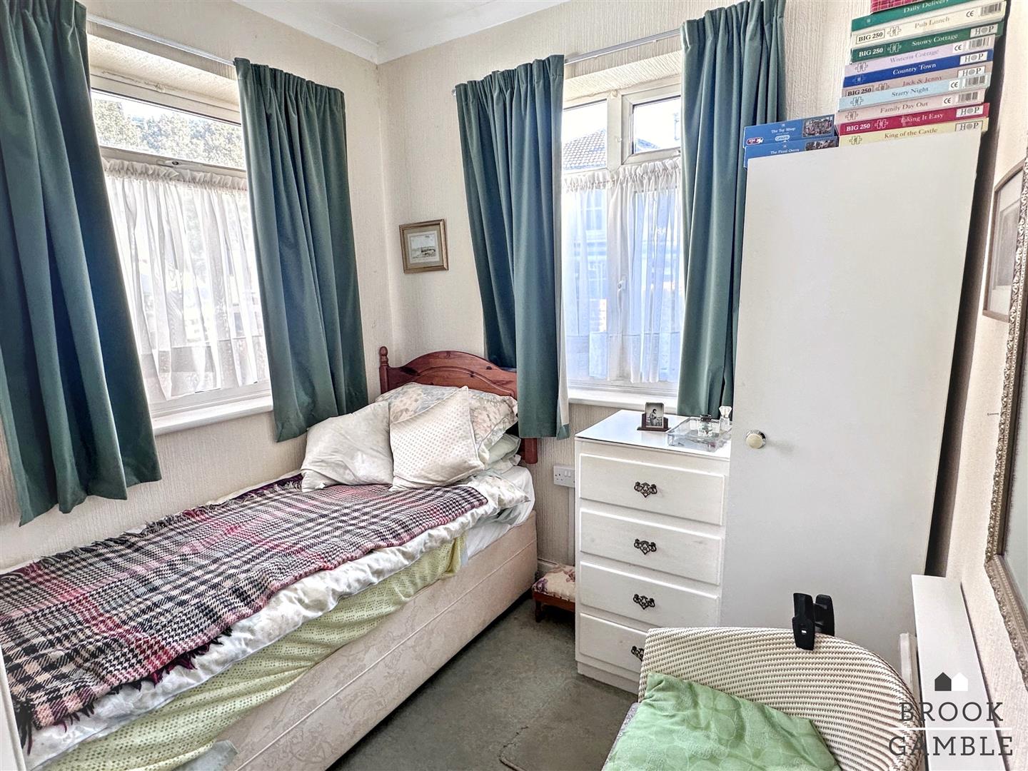 3 Bedroom House - Semi-Detached. Ocklynge Road in Eastbourne,  11